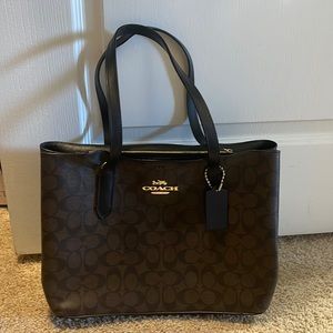 It’s a coach tote bag, the color of it is brown, and it’s brand new.